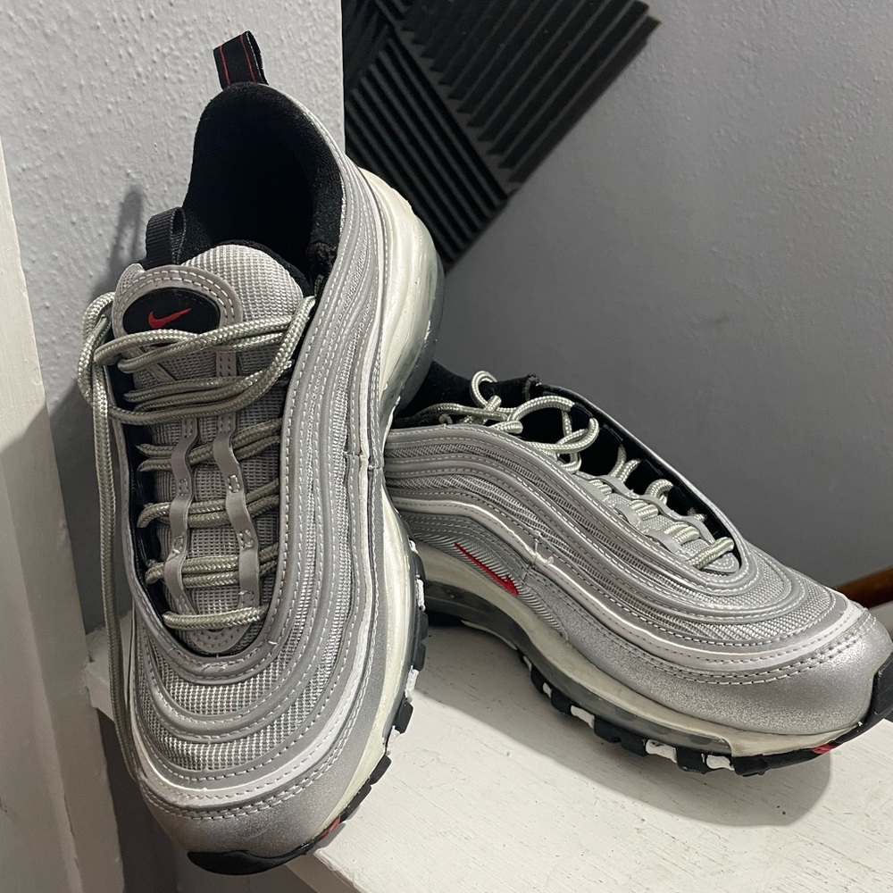 Nike Men's Metallic Silver Sneakers
Air Max 97
